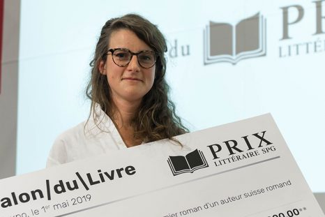 Claire May, lauréate du Prix littéraire SPG 2019, avec son chèque de CHF 5000
