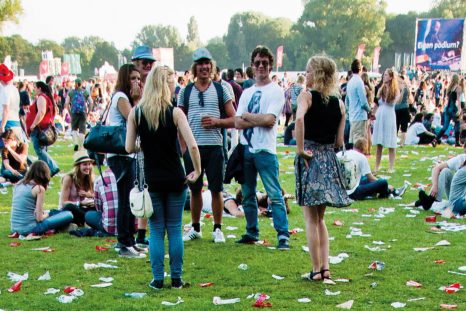 Un parc suisse victime de littering, des déchets jonchent le sol