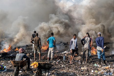 La population brûlent les déchets dans la décharge d'Agbogbloshie au Ghana