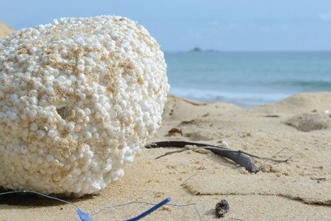 La plage de Naithon sur l'île de Phuket en Thaïlande est parsemée de détritus en plastique.