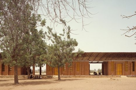 Au cours de ses études, l’architecte africain Francis Kéré crée une association pour lever des fonds qui ont permis de construire l’école primaire de Gando (Burkina Faso).