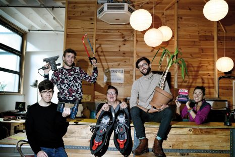 Rue du Vélodrome, à Genève, l’équipe de La Manivelle prête des centaines d’objets à ses coopérateurs.