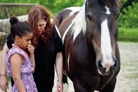 Une jeune fille autiste se réconforte en nouant le contact avec des chevaux abandonnés.